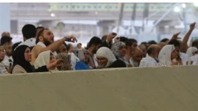 ضيوف الرحمن يتوافدون على مشعر منى لرمي جمرة العقبة الكبرى وسط انسيابية تامة