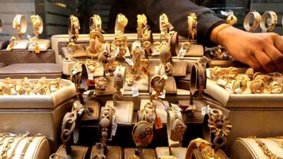 لماذا يتماسك سعر الذهب في مصر رغم الخسائر العالمية الأخيرة؟