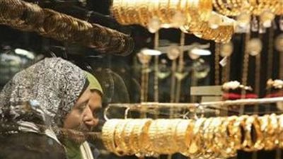 الذهب عالميًا وضغوط الفائدة: تأثيرها المباشر على السوق المحلي