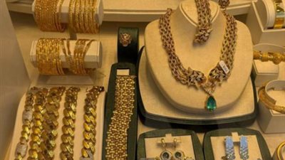 الدولار وعوائد السندات يضغطان على أسعار الذهب عالميًا ومحليًا