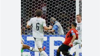 مشاهد لا تُنسى في كأس العالم: لاعب نيوزيلندا يغادر الملعب لتغيير ملابسه أثناء الهجمة