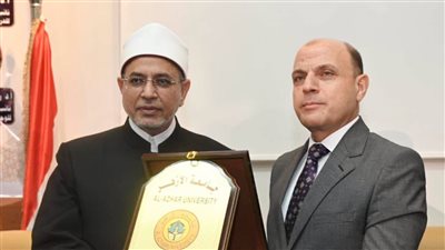 تكريم محافظ الغربية بدرع جامعة الأزهر تقديرًا لدوره في دعم الفعاليات العلمية