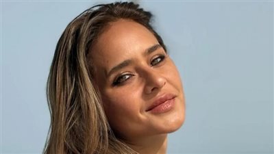 نيللي كريم تخطف الأنظار في باريس وتستعد لأسبوع الموضة العالمي