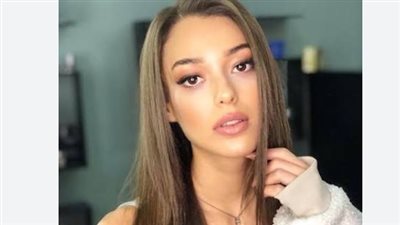 النجمة التركية ديلان تشيتشك دينيز تتصدر التريند بسبب تعليقها على انتقال محمد صلاح