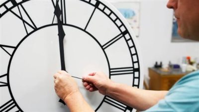العد التنازلي لبدء التوقيت الشتوي.. كيف يتم تغيير الساعة؟