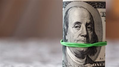 البنك المركزي يواصل إدارة سوق الصرف.. والدولار يتراجع أمام الجنيه