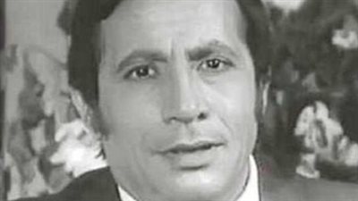 أبو بكر عزت.. رحلة فنية بدأت من المسرح وانتهت في ذاكرة الجمهور