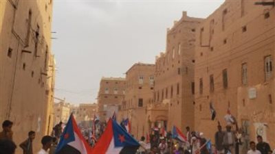 تدهور الخدمات يفاقم الاحتقان.. أبناء الجنوب يتمسكون بالتحرك السلمي