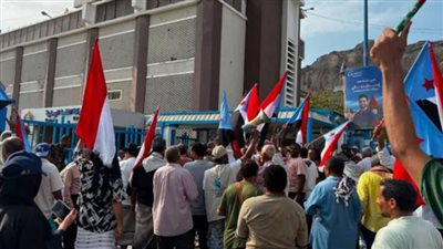 احتجاجات شعبية في عدن وحضرموت.. غضب متصاعد بسبب تدهور الخدمات والأوضاع المعيشية