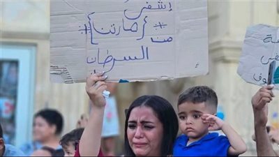 صورة مؤثرة لأم تحتضن طفلها في احتفالات صوم السيدة العذراء.. «يا عذرا اشفي مارتن من السرطان»