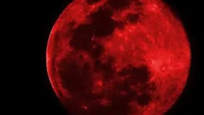 خسوف القمر في مصر.. اعرف موعد المشاهدة وهل رؤيته بالعين المجردة آمنة؟