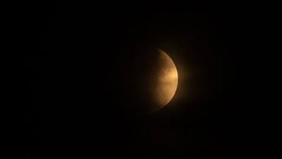 خسوف القمر 28 أغسطس.. لماذا يتحول جزء من القمر إلى اللون الأحمر؟