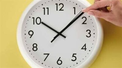موعد تأخير الساعة 60 دقيقة.. هل يبدأ التوقيت الشتوي من الخميس أم الجمعة؟