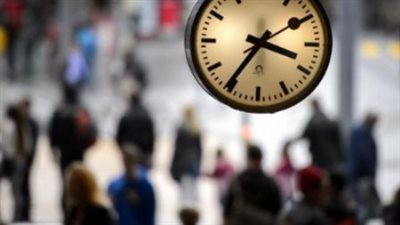 كيف يتم تغيير الساعة عند بدء التوقيت الشتوي؟