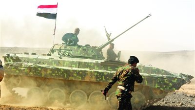 القوات المسلحة اليمنية تستهدف دبابة وعربة وآليات حوثية غربى مدينة تعز