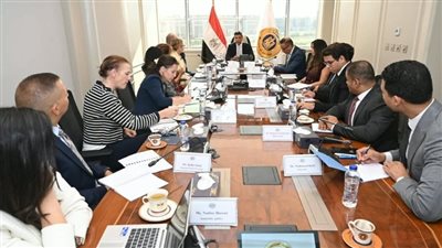 وزير الصناعة يبحث مع البنك الأوروبي مشروعات التصنيع الأخضر والطاقة المتجددة وترشيد المياه في مصر