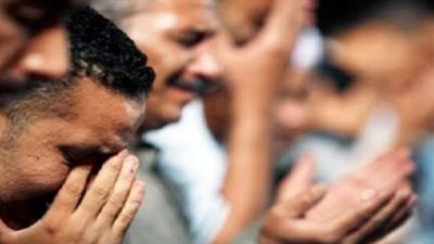 البكاء أثناء الصلاة.. هل يبطلها؟ أمين الفتوى يوضح الحكم