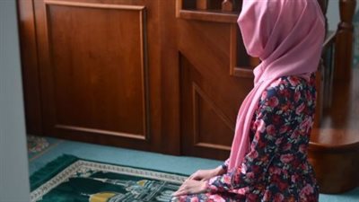 أنت بتعمل كده من غير ما تعرف.. تصرف أثناء الصلاة يساعد على تقليل السرحان