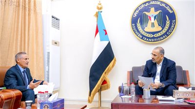 نائب رئيس المجلس الرئاسي باليمن يشدد على ضرورة إعادة تشغيل مصافي عدن كمنشأة اقتصادية هامة