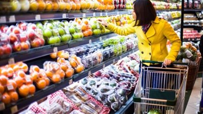 تقرير: ملايين الأمريكيين يلجأون للاقتراض والمدخرات لشراء الطعام