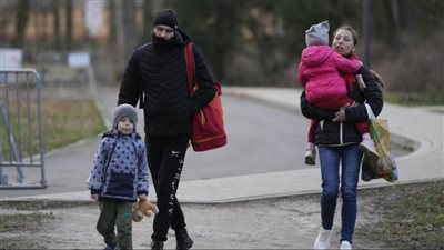 تقرير: تدفق أعداد كبيرة من اللاجئين الأوكرانيين يثير ردود فعل سلبية فى برلين ووارسو