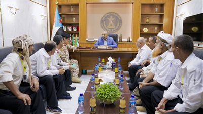 نائب رئيس مجلس القيادة الرئاسي باليمن يطلع على أوضاع القوات البحرية وأوضاع منتسبيها