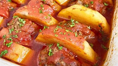 طريقة عمل الكفتة تحتها بطاطس