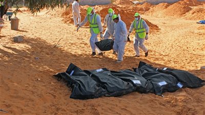 اكتشاف مقبرة جماعية لقتلى عراة فى منطقة تل الصوان شرقى دوما السورية