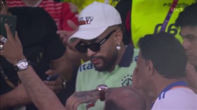 بالصور.. شبيه نيمار يخطف الأضواء في مدرجات مباراة البرازيل وسويسرا