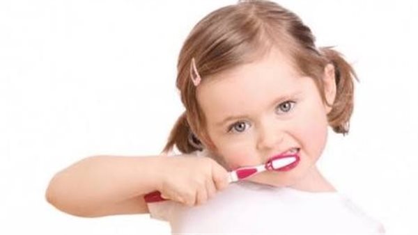 كيف أنظف أسنان طفل عمر سنة؟ 