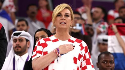 أينما حلَت تخطف الأنظار.. رئيسة كرواتيا السابقة تتألق في مونديال قطر (صور وفيديو)