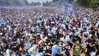 بالصور.. احتفالات جنونية في شوارع بوينس آيرس بعد تتويج الأرجنتين بكأس العالم
